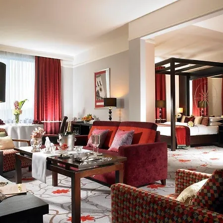 Carlton 4* بلانتْشارستاون